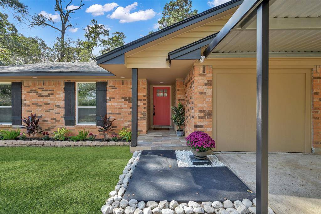 Welcome to this newly RENOVATED brick charmer at 116 Halo drive in Central Conroe!