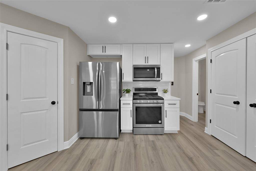 Stainless steel appliances compliment the modern style perfectly. Gas cooking!