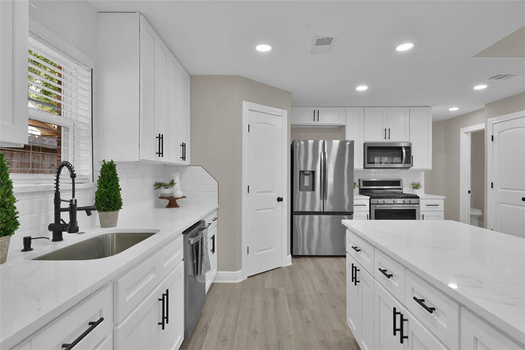 From the over-the-sink window to the abundant island counter top space, you'll love preparing meals and entertaining in this gorgeous kitchen.