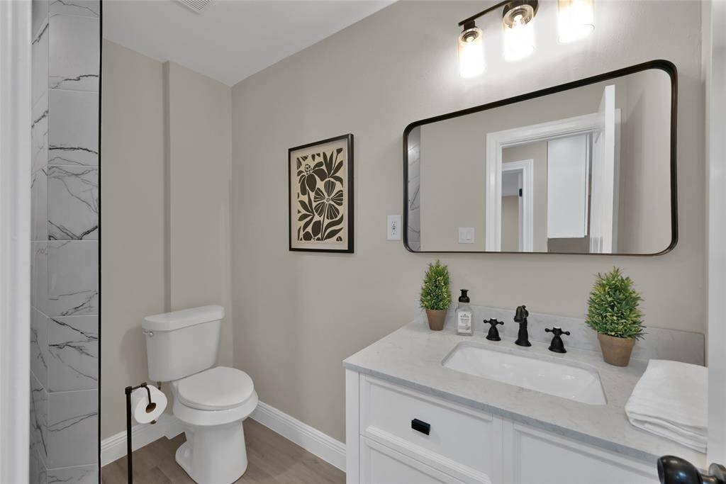 The FULL powder bath is directly across from the 4th bedroom for ultimate convenience.