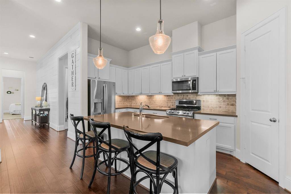 Large breakfast area and walk in pantry in kitchen.