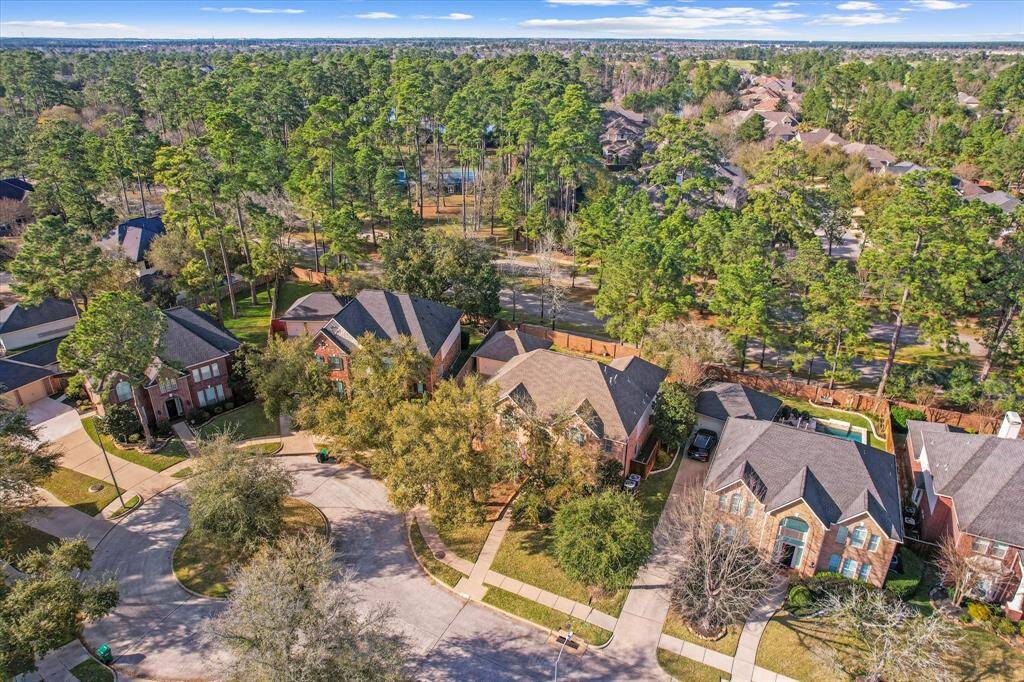 Great location in the sought-after community of Gleannloch Farms. Just one street over from some of the amazing amenitites this neighborhood has to offer. Our main recreation center with two pools, expansive playground, multi acre lake with kayaking and fishing, tennis courts and boat house.