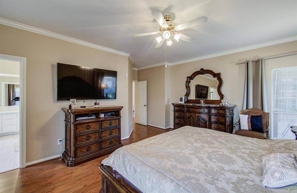 Easily accommodates large furnishings.