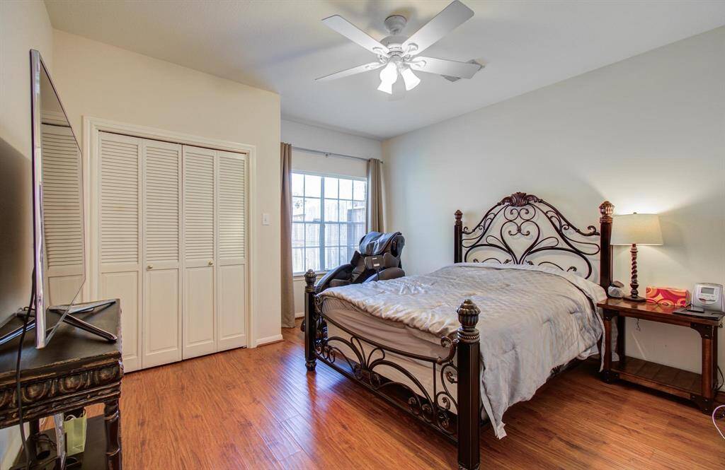 Secondary bedroom.