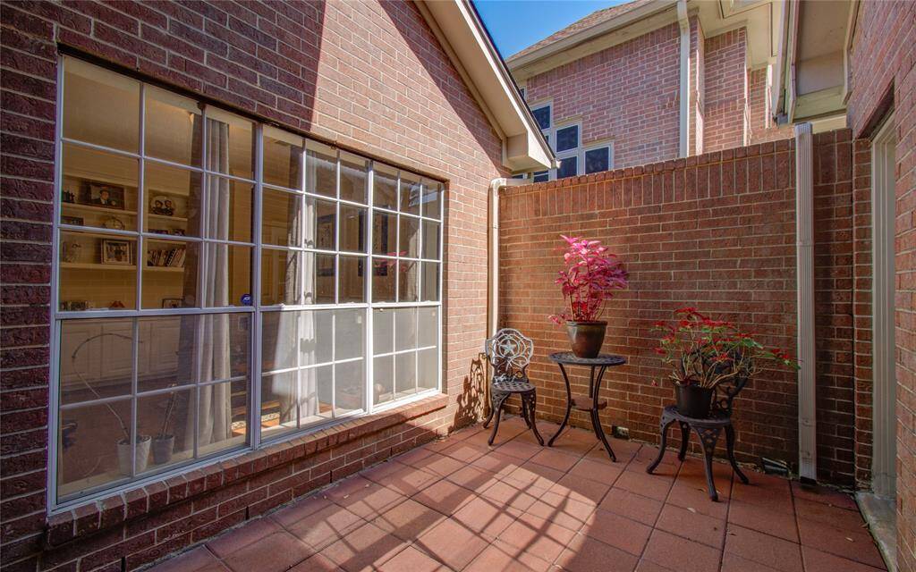 Study overlooks courtyard