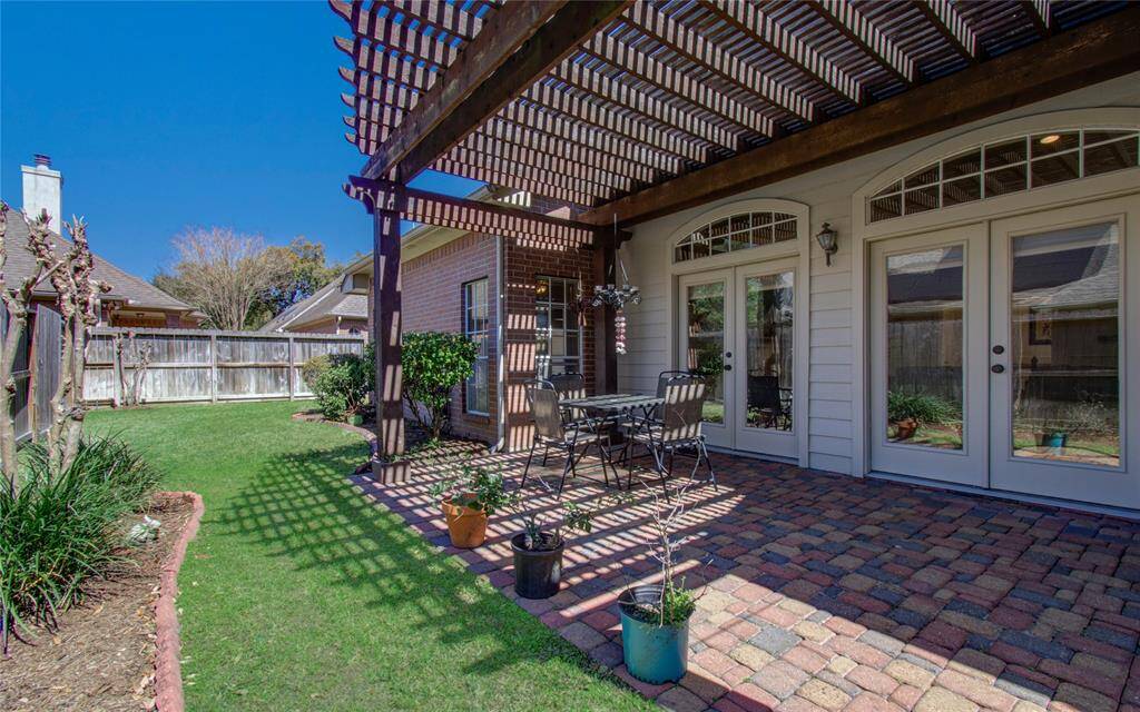 Pretty manicured patio.