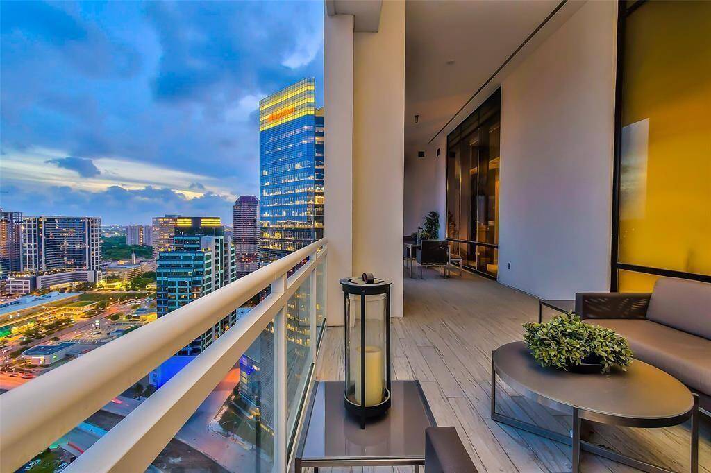 Fabulous Balcony! only 2 in the building overlooking the Galleria!
