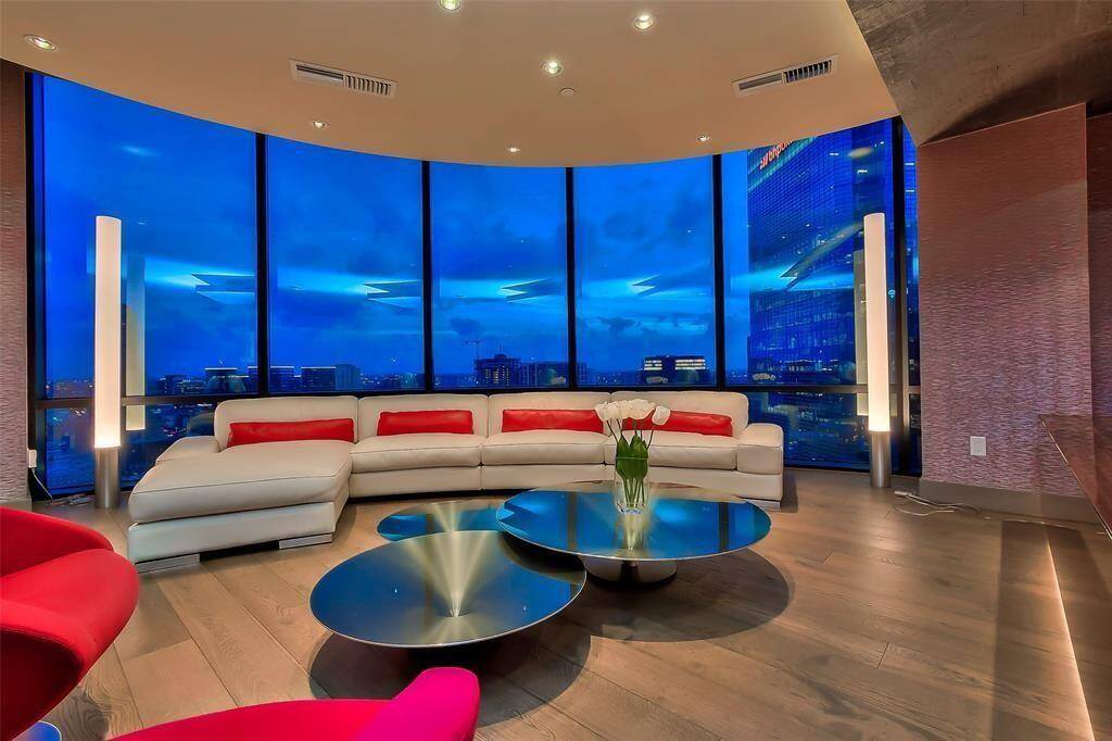 Amazing Galleria and Uptown Views, Electric shades in Living and Master!