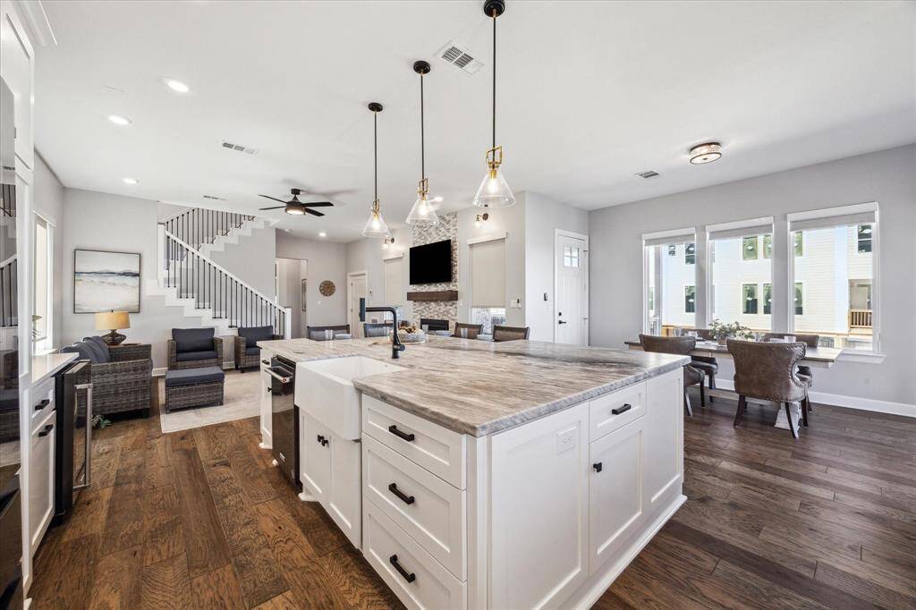OPEN FUNCTIONAL DESIGN BETWEEN THE KITCHEN, DEN AND DINING AREA.