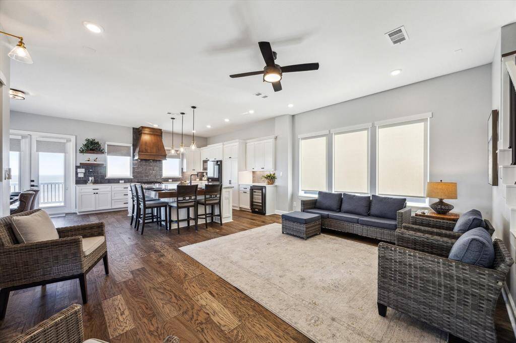 THE OPEN DESIGN IS GREAT FOR ENTERTAINING.  AND THE CORNER WINE BAR IN THE BACKGROUND IS PERFECTLY LOCATED BETWEEN THE KITCHEN AND DEN.