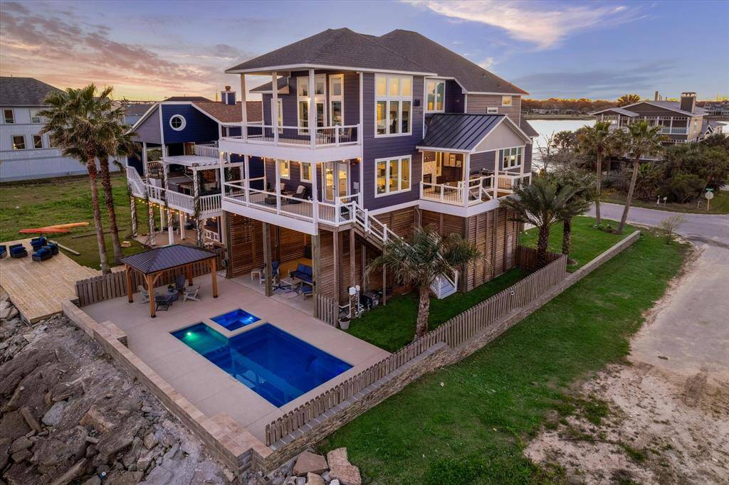 THE AERIAL VIEW CAPTURES THE POOL AND SPA, SIDEYARD WITH LOW MAINTENANCE TURF AS WELL AS THE OUTDOOR ENTERTAINING SPACES ON ALL LEVELS.