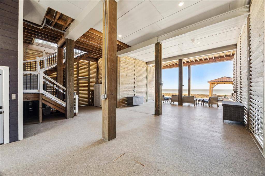 THE FIRST LEVEL HAS BEEN FITTED WITH AN EPOXY FLOOR AND PRIVACY PANELS FOR OUTSTANDING OUTDOOR ENTERTAINING.