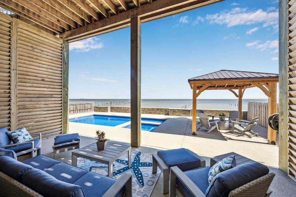 EXPANSIVE SITTING AREA OVERLOOKING THE BAY.
