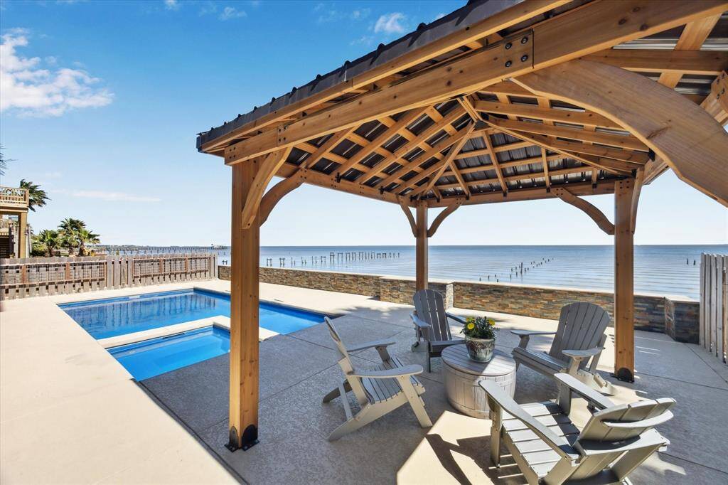 THE CEDAR PERGOLA OFFERS EVEN MORE OUTDOOR SEATING.