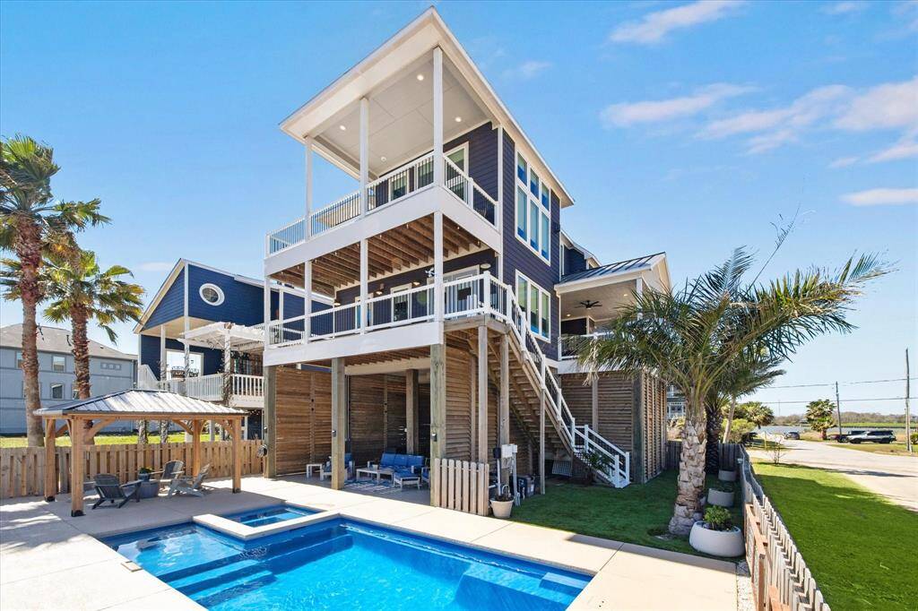 THE REAR ELEVATION CAPTURES ALL THE OUTDOOR ENTERTAINING AREAS AND THE LOW MAINTENANCE TURF SIDEYARD TO THE RIGHT.