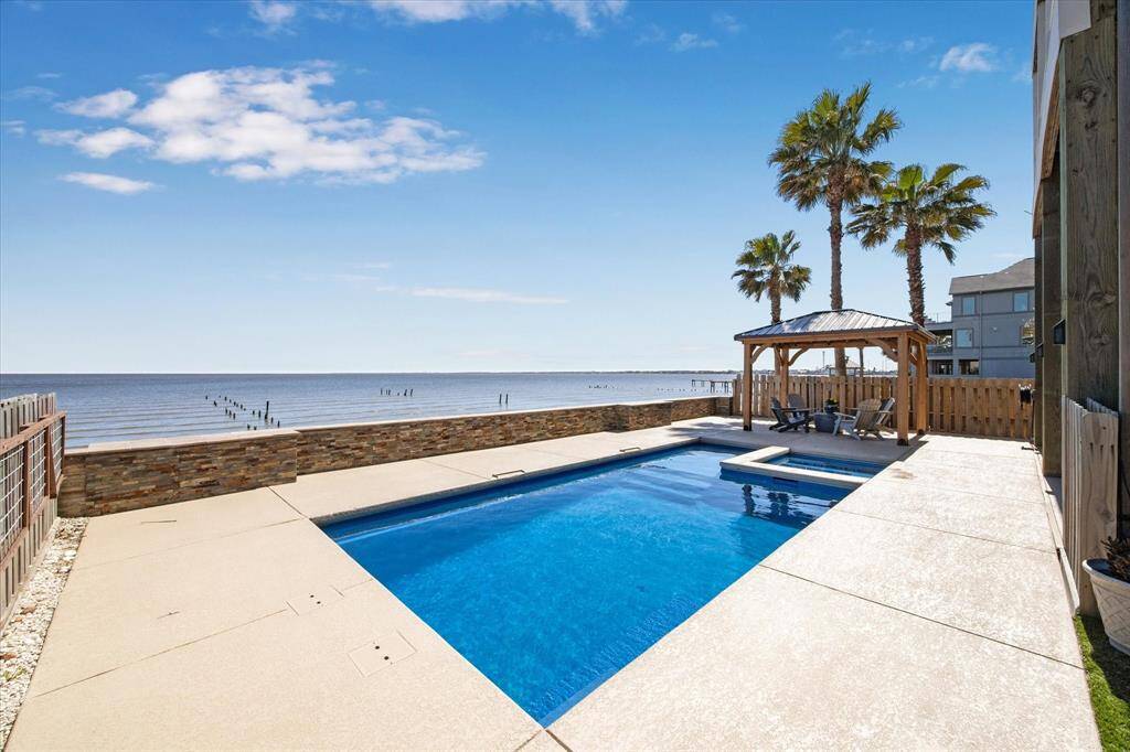 1422 TODVILLE OFFERS INCREDIBLE OUTDOOR ENTERTAINING AREAS THAT CENTER AROUND THE POOL AND SPA OVERLOOKING THE BAY.