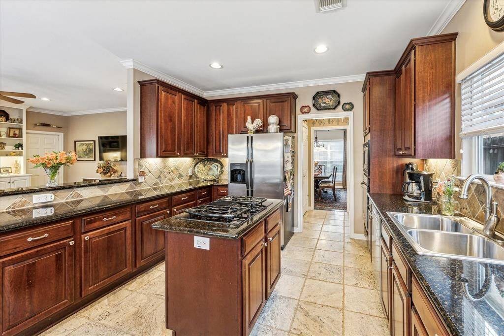 The kitchen is the perfect blend of functionality and simplicity. Abundant counters and cabinets offer optimal organization of all your kitchen essentials.