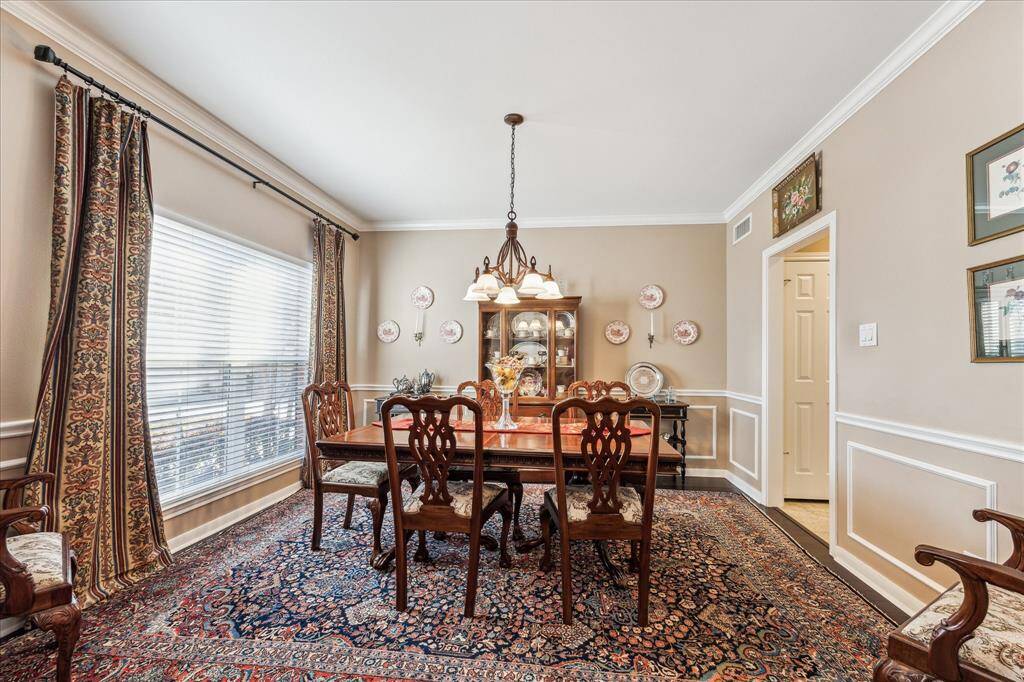 cross the way, a dining room seamlessly connects to the kitchen, ideal for hosting gatherings.