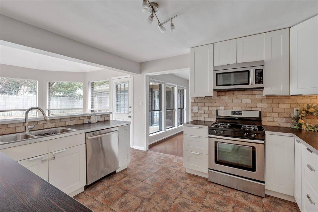 Gas Range and microwave