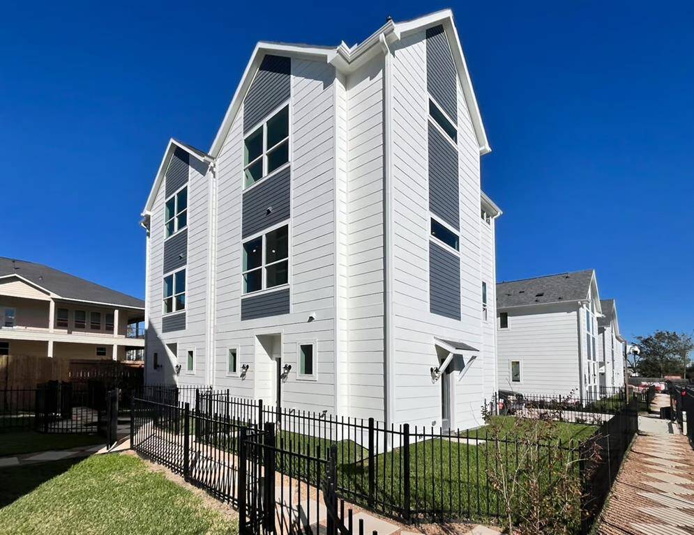 Each unit comes with a sizable yard, walking paths, and 3 dog parks for your furry friends!