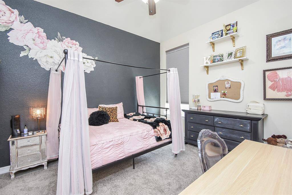 Secondary Room with bath.