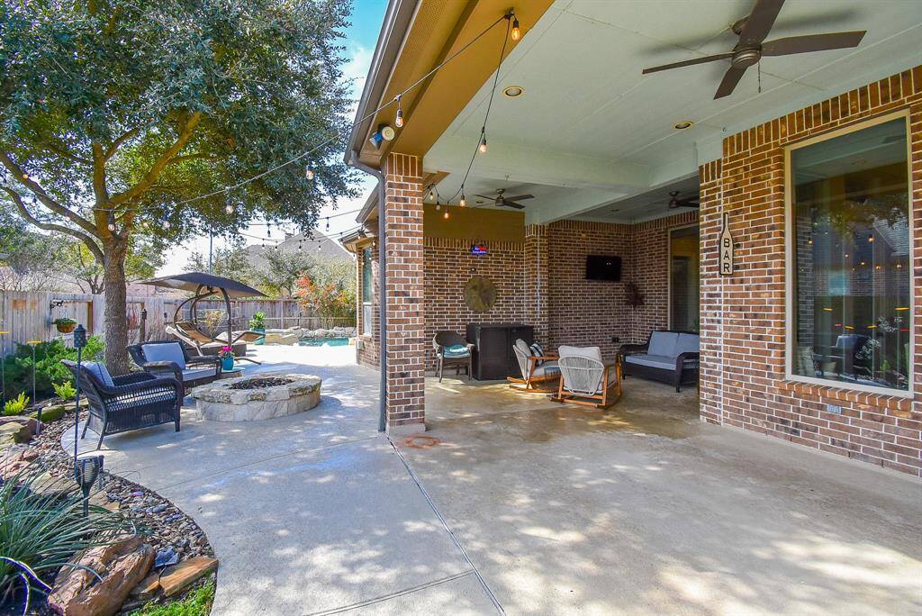 Beautiful back yard with plenty of room for entertaining.