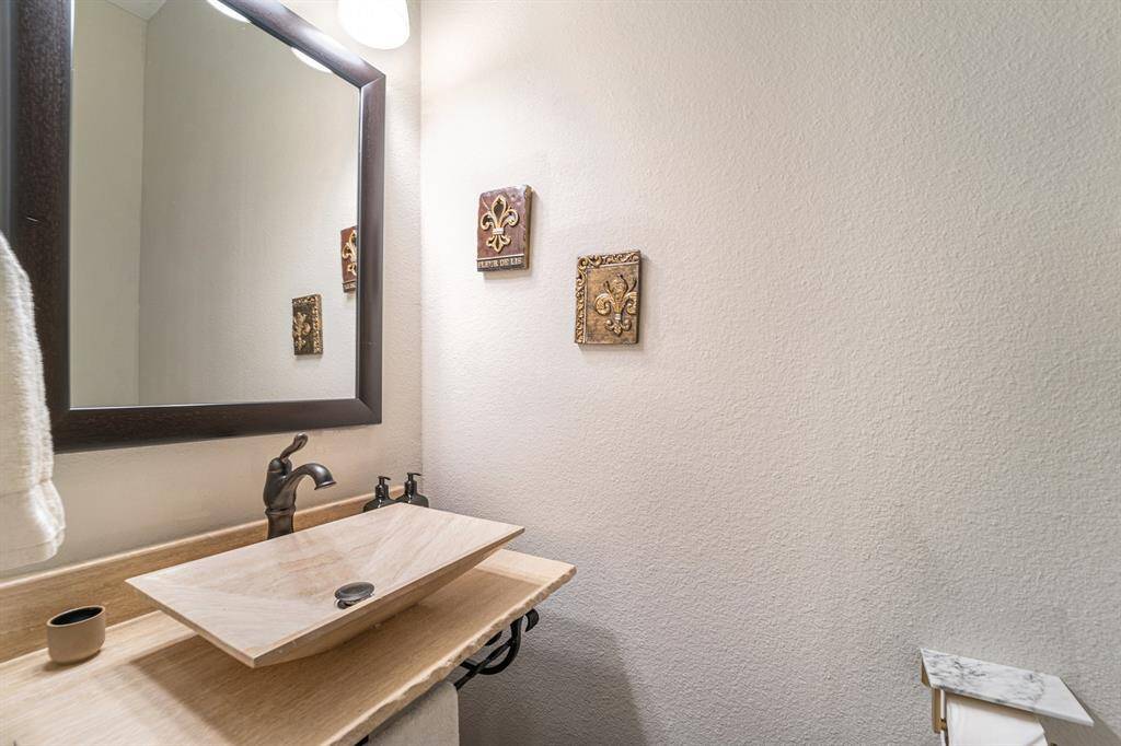 Powder bath w/upgraded undermount sinks, perfect for guests as you entertain in this expansive and spacious home.