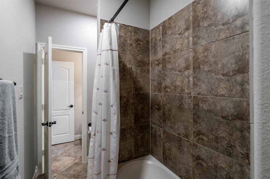 The Jack n Jill bath provides private wet areas plus a shower/tub combo with tile surround... the perfect solution for busy mornings!