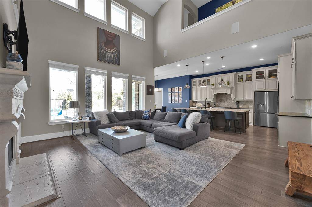 Stunning two story ceilings in living ara which opens to the kitchen area.