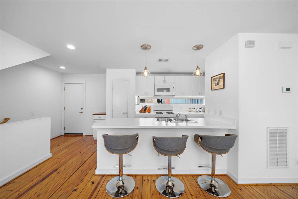 Breakfast bar for entertaining or everyday eating.