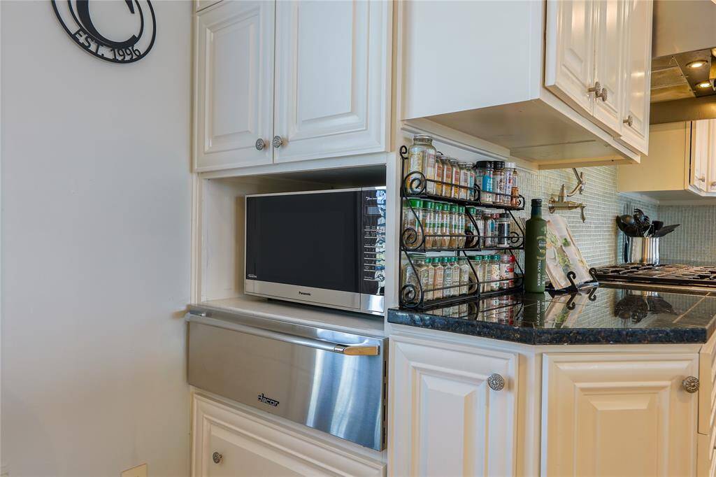 This kitchen also features a high-end luxury Dacor warming drawer, adding convenience, perfect for keeping meals warm while entertaining.