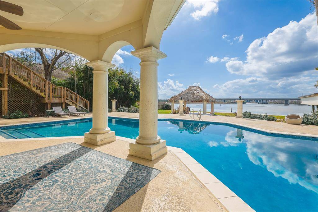 The setting offers stunning water views!