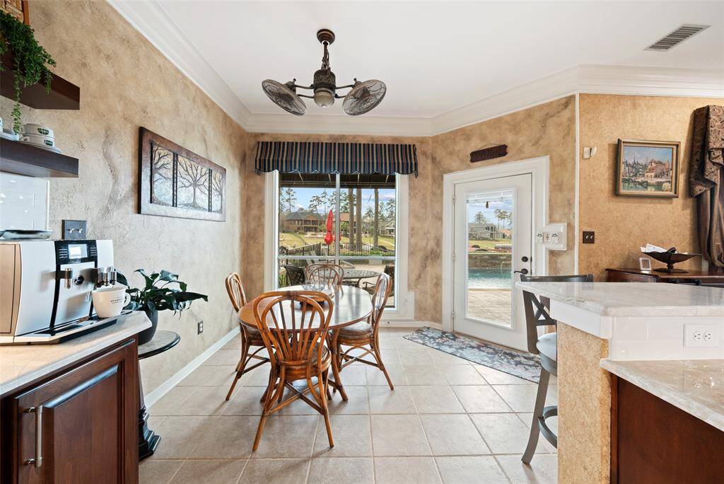 BREAKFAST NOOK WITH STUNNING VIEWS TO THE LAKE