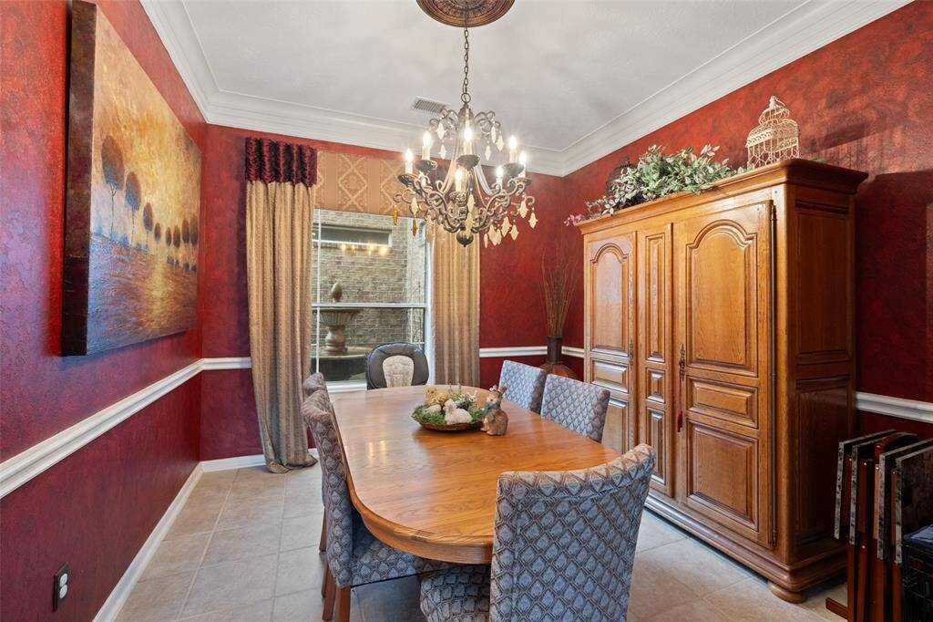 BEATIFUL VERSAILLESQUE FORMAL DINING PERFECT FOR ENTERTAINING