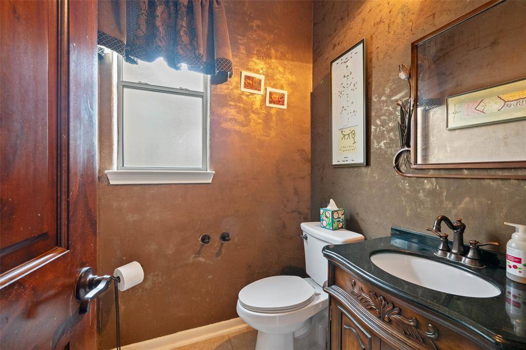 GUEST BATHROOM ON THE LOWER LEVEL