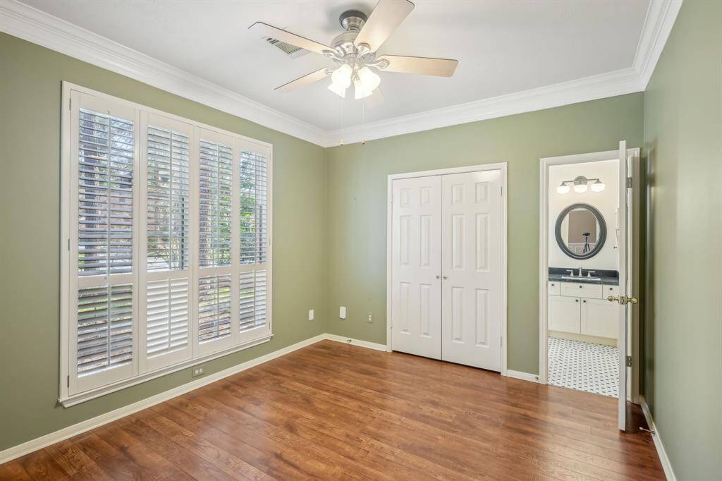 Spacious downstairs bedroom with an en-suite full bath.
