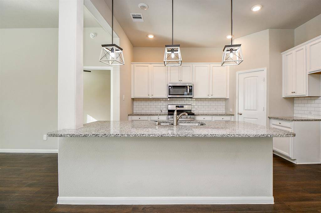 Experience the elegance of this spacious island kitchen, ideal for cooking and entertaining.