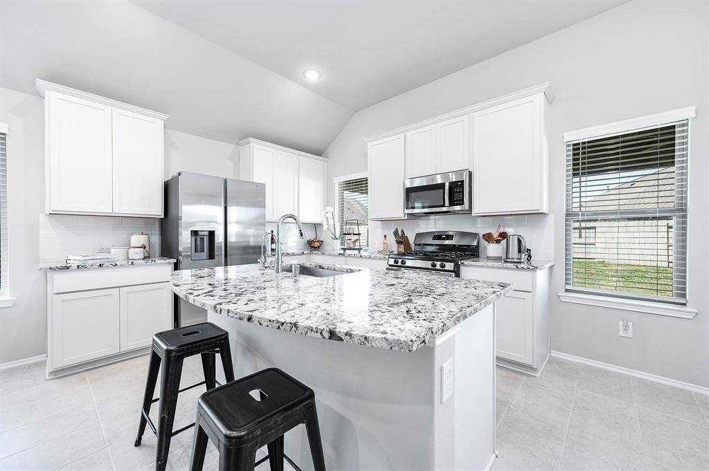 Beautiful kitchen ready for all your meal prep needs!