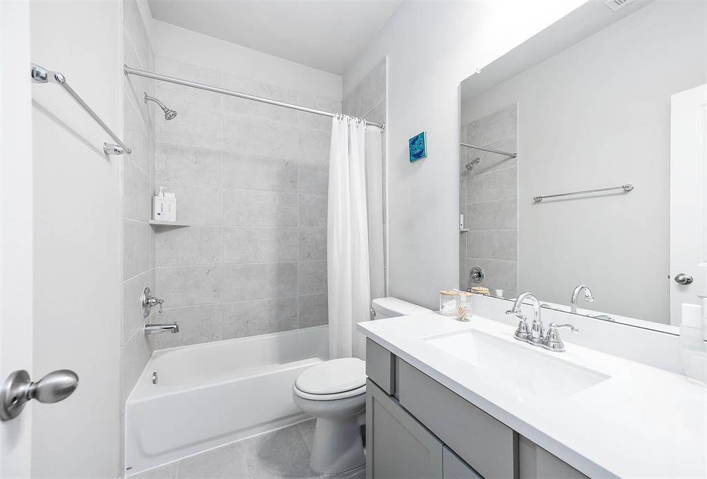 Hall Bathroom with tiled Tub/Shower Combo.