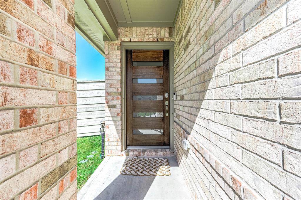 Covered front step keeps packages dry and out of the weather.