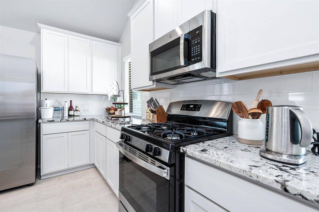 Natural gas range with granite countertops.