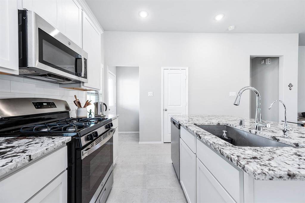 Large sink in island with dishwasher.