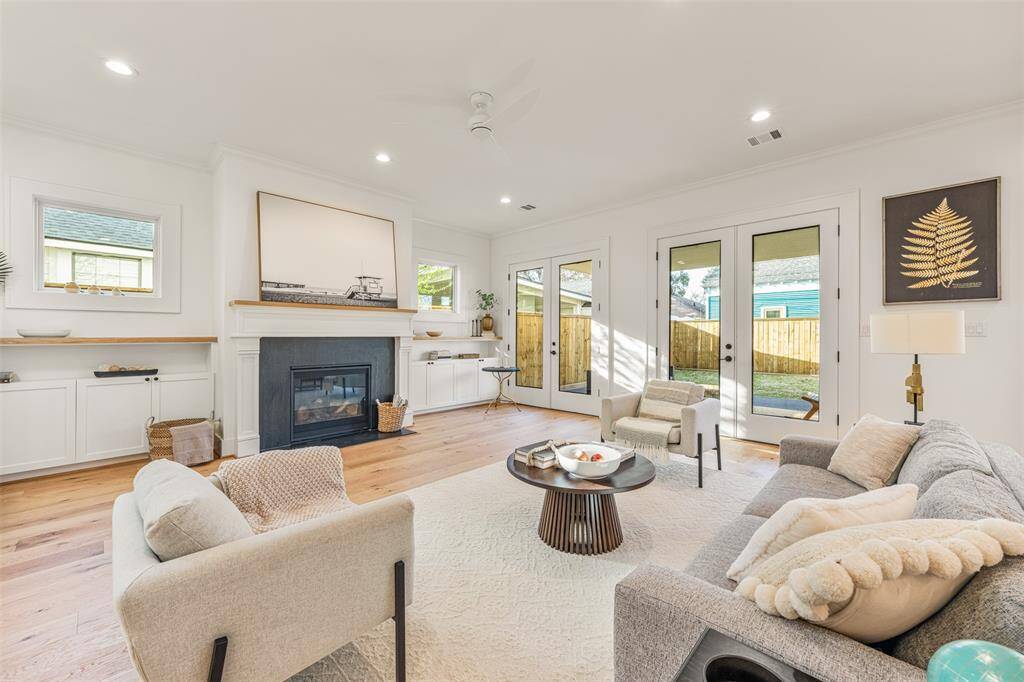 A warm and inviting living space where modern design meets cozy elegance, perfect for everyday moments and special gatherings.