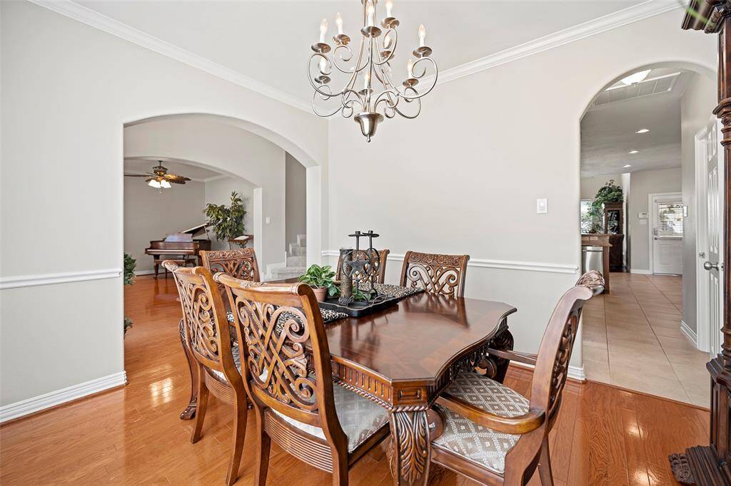 Direct access to the kitchen is perfect for entertaining for those ladies Bunco groups or evening card games with the neighbors!