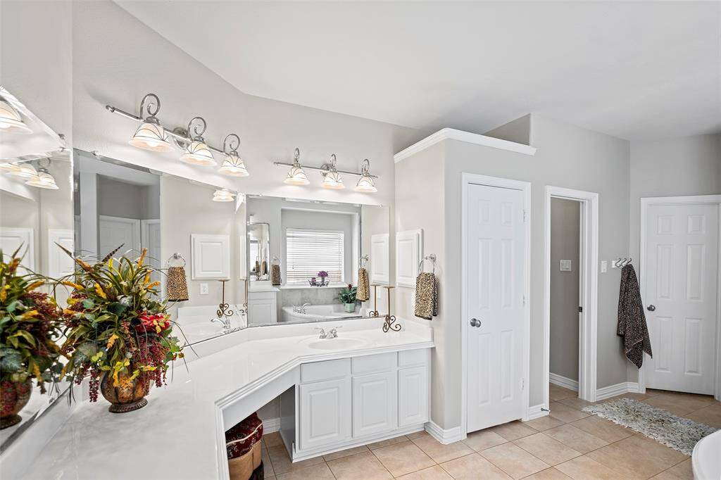 Open the door to a spa-like en-suite bath that we know you will just love!