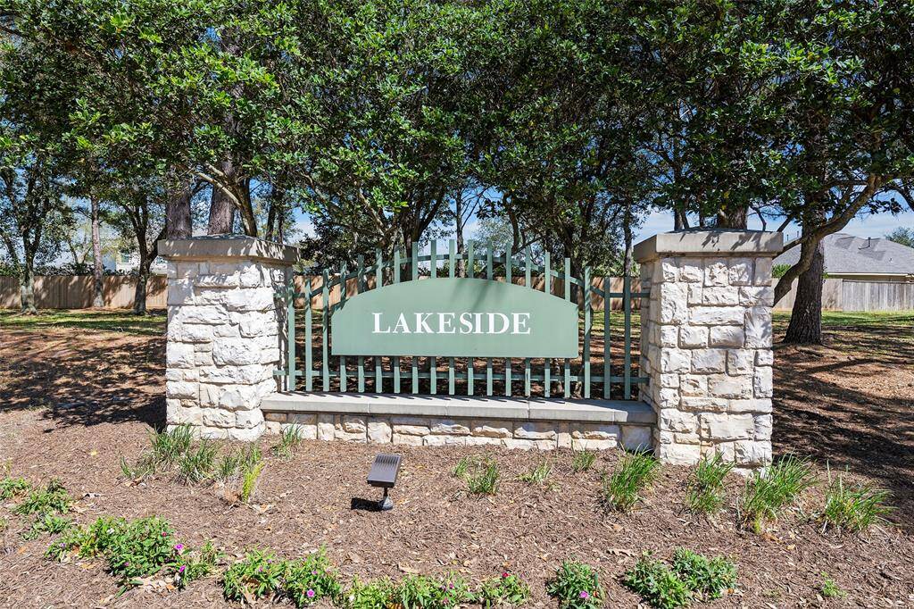 This home is nestled in the Lakeside section of Fairfield, far from the hustle and bustle of the neighborhood with quick access to the neighborhood lakes and recreational areas!