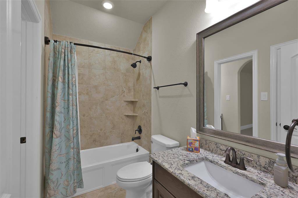 Upstairs secondary full bathroom.