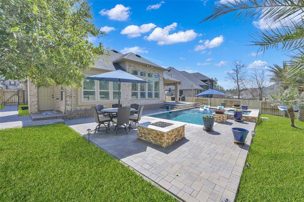 Enjoy your evenings surrounded by this gas firepit!  Ready for conversations, smores or simply pure relaxation.