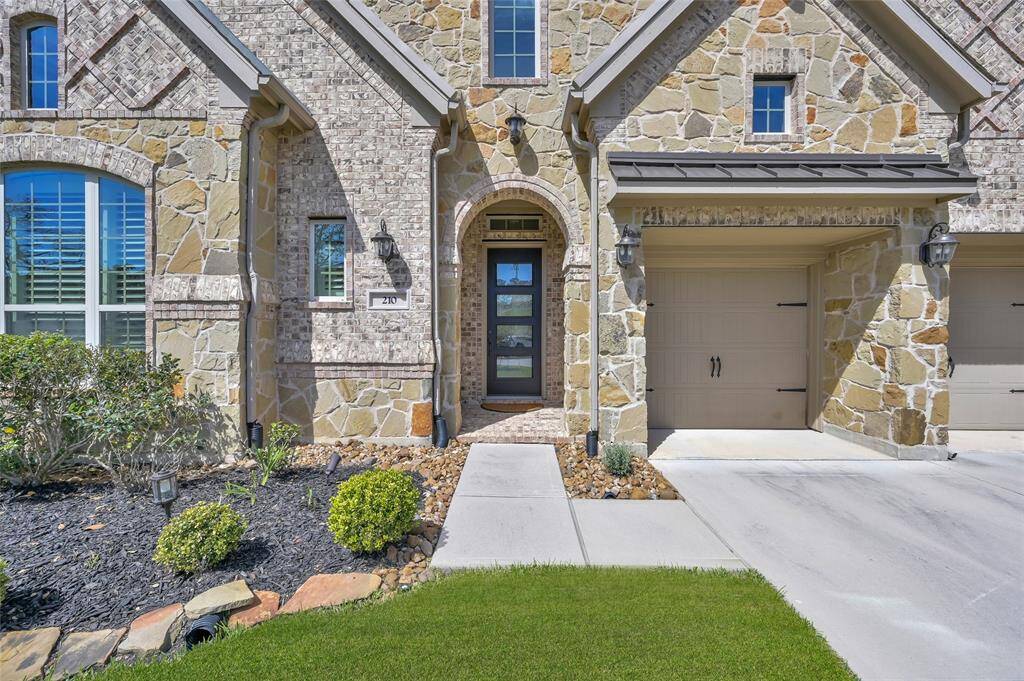 Lovely entry as you approach the home and welcome your guest!