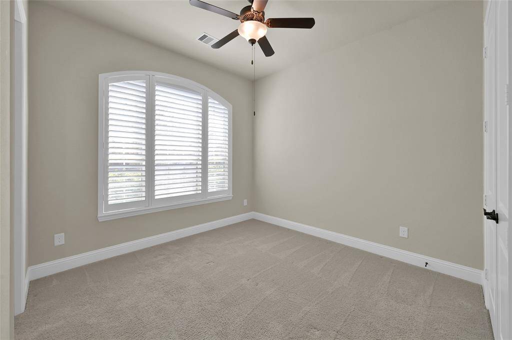The convenience of having an additional bedroom downstairs with a full bathroom is rare and highly sought-after.